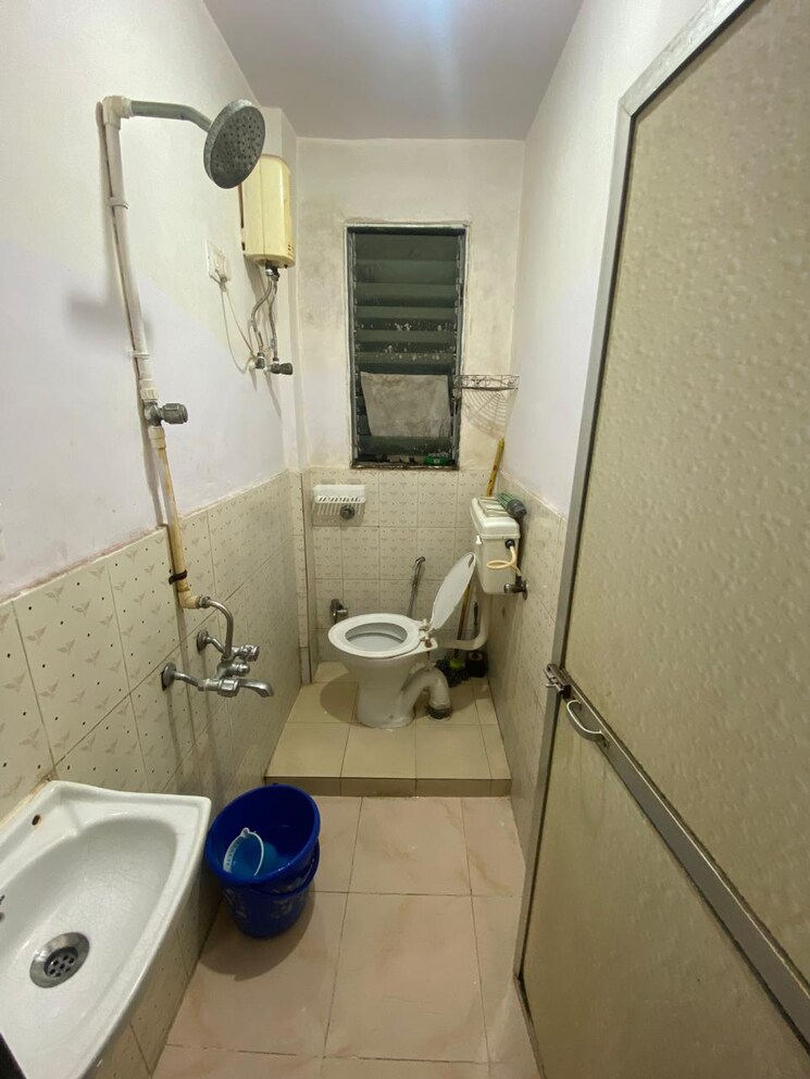 Bathroom, arihant-tower-vakola 1 RK 180 Sq.Ft. Apartment In Santacruz East Mumbai 8143377