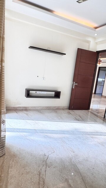 Room in 3 BHK Builder Floor at Ansal Sushant Lok I, Sector 43 – for Rent