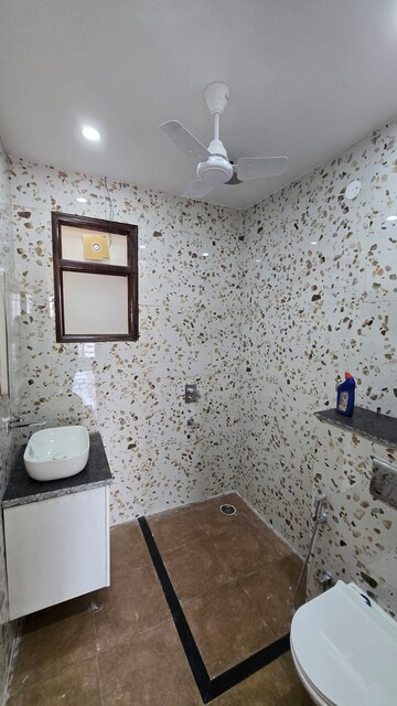 Master Bedroom in 3 BHK Builder Floor at Unitech South City 1, South City 1 – for Rent