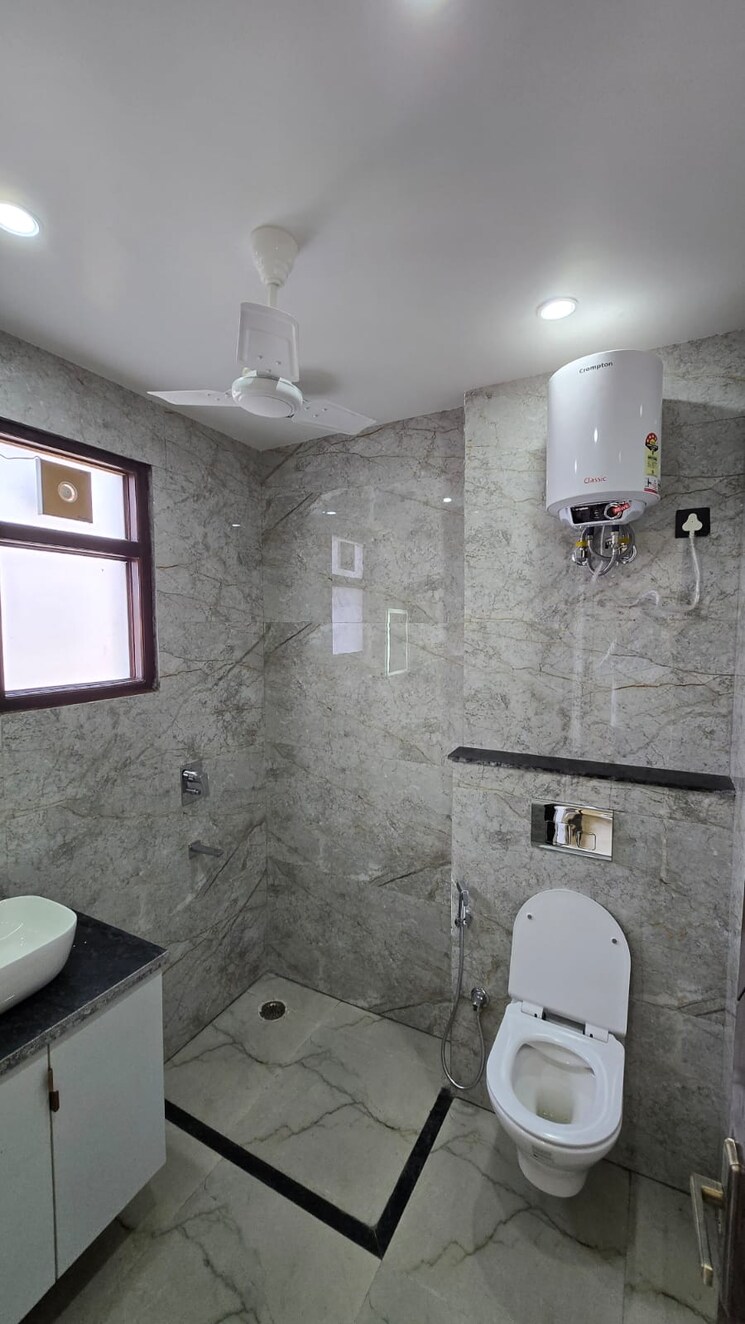 Bathroom, unitech-south-city-1 3 Bedroom 1600 Sq.Ft. Builder Floor In South City 1 Gurgaon 8143535