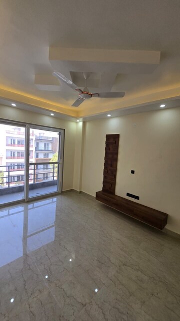 Living Room in 3 BHK Builder Floor at Unitech South City 1, South City 1 – for Rent