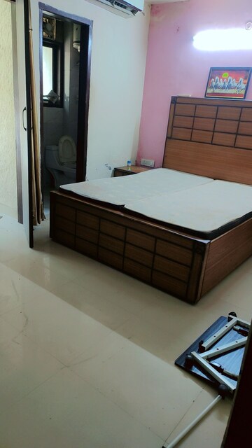 Room in 1 RK Apartment at Ansal Sushant Lok I, Sector 43 – for Rent