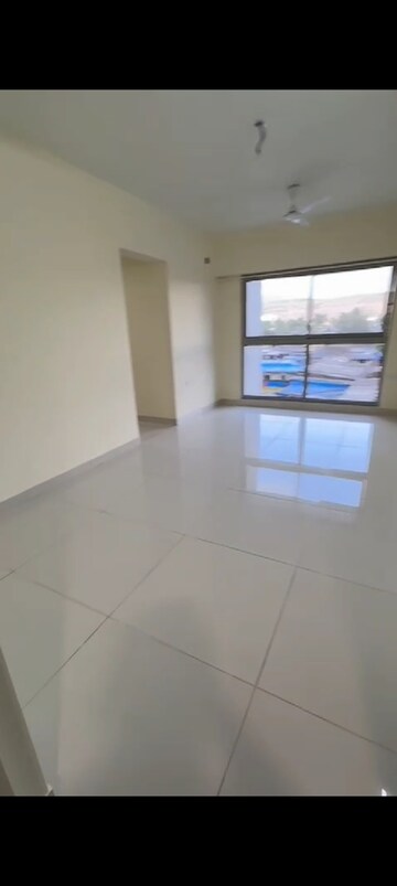 Room in 2 BHK Apartment at Shapoorji Pallonji Astron, Kandivali East – for Rent