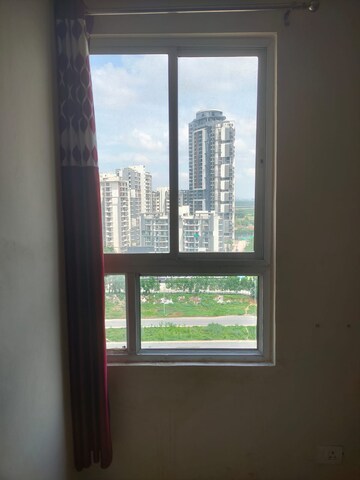 Room in 2 BHK Apartment at Pyramid Elite, Sector 86 – for Rent