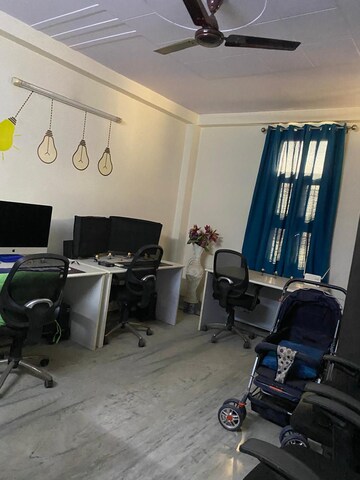 Master Bedroom in 2.5 BHK Builder Floor at Mayur Vihar – for Rent
