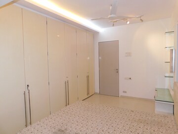 Room in 3 BHK Apartment at Lokhandwala Infrastructure Harmony, Worli – for Rent
