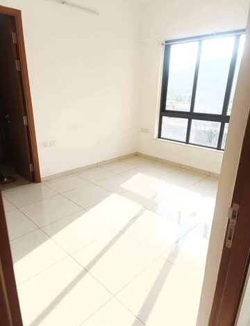 Room in 2 BHK Apartment at Shapoorji Pallonji Vicinia, Powai – for Rent
