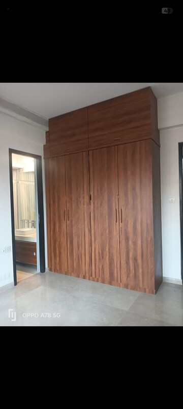 Room in 3 BHK Apartment at Kalpataru Radiance, Goregaon West – for Rent