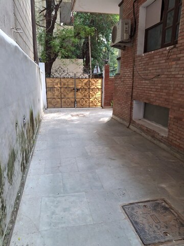 Balcony in 6+ BHK Independent House at Green Park Extension – for Sale