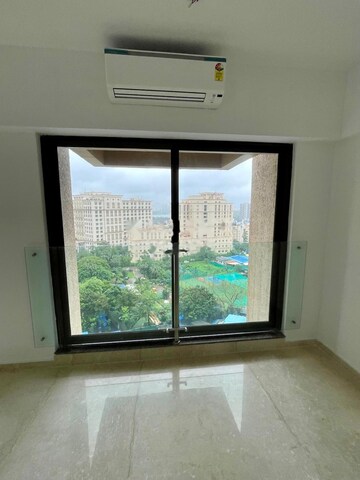 Room in 4 BHK Apartment at Kanakia Silicon Valley, Powai – for Rent