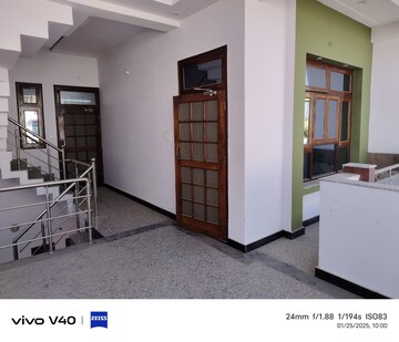 Room in 2 BHK Independent House at Jankipuram – for Rent