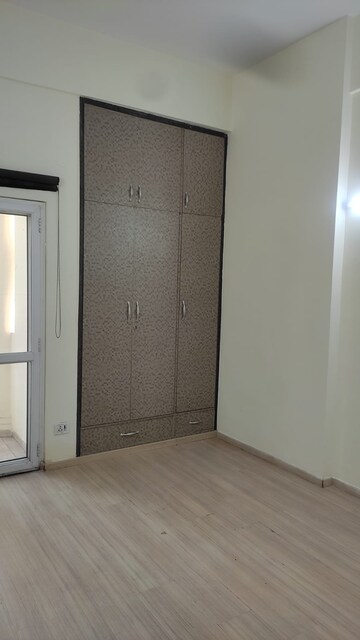 Room in 3 BHK Apartment at Moti Nagar – for Rent