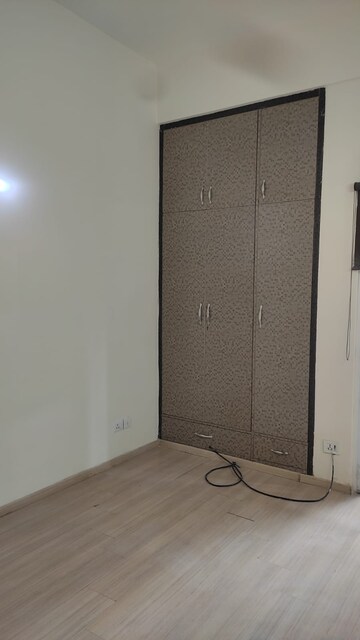 Room in 3 BHK Apartment at Moti Nagar – for Rent