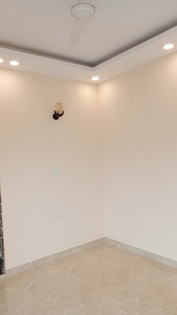 Room in 3 BHK Apartment at Moti Nagar – for Rent