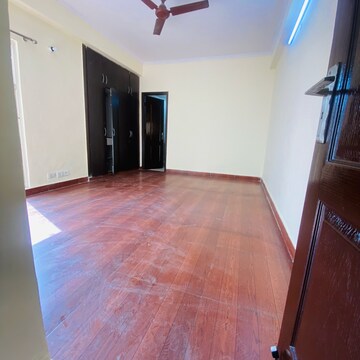 Room in 3 BHK Apartment at Gardenia Golf City, Noida Central – for Rent