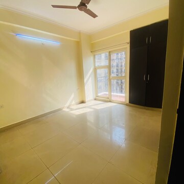 Room in 3 BHK Apartment at Gardenia Golf City, Noida Central – for Rent