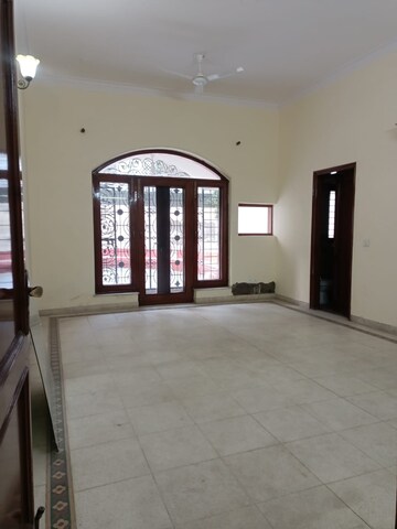 Room in 6+ BHK Independent House at Ansal Sushant Lok I, Sector 43 – for Sale