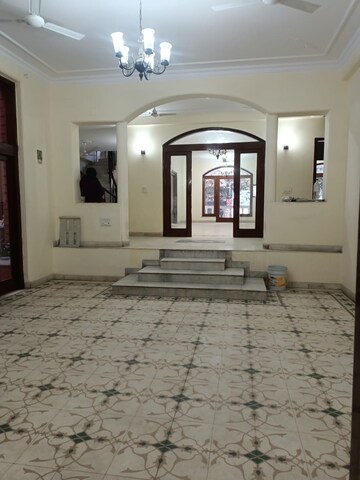 Parking in 6+ BHK Independent House at Ansal Sushant Lok I, Sector 43 – for Sale