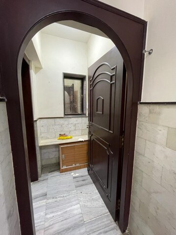 Room in 2 BHK Apartment at Santacruz East – for Rent