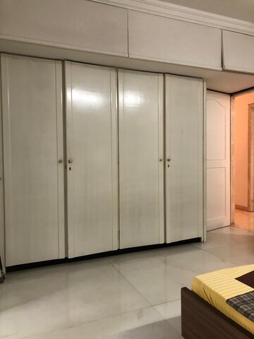 Room in 4 BHK Apartment at Bandra West – for Rent