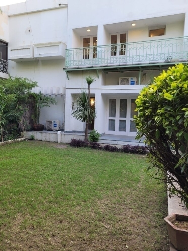 Garden, maharani bagh 5 Bedroom 1111 Sq.Yd. Independent House In Maharani Bagh Delhi 8145519
