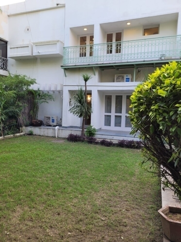 Garden, maharani bagh 6 Bedroom 2000 Sq.Yd. Independent House In Maharani Bagh Delhi 8145619