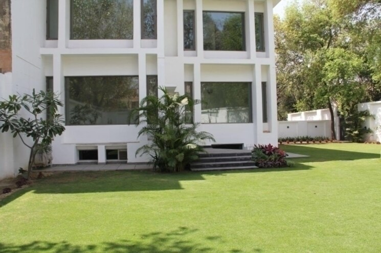 Garden, maharani bagh 6 Bedroom 2000 Sq.Yd. Independent House In Maharani Bagh Delhi 8145619
