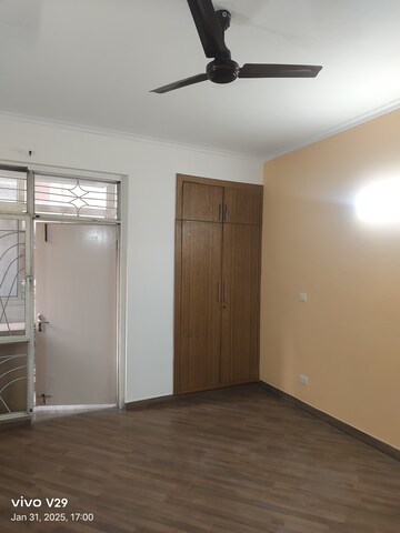 Room in 3 BHK Apartment at Parsvnath Green Ville, Sector 48 – for Rent