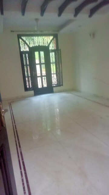 Room in 3 BHK Apartment at RWA Apartments Sector 39, Sector 39 – for Rent