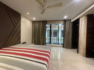 Bedroom in 5 BHK Villa at Andheri West – for Rent