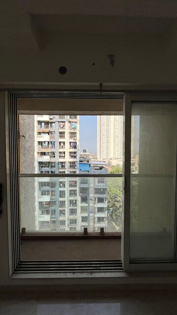 Room in 2 BHK Apartment at Shree Ganesha Veera Residency, Ghodbunder Road – for Rent