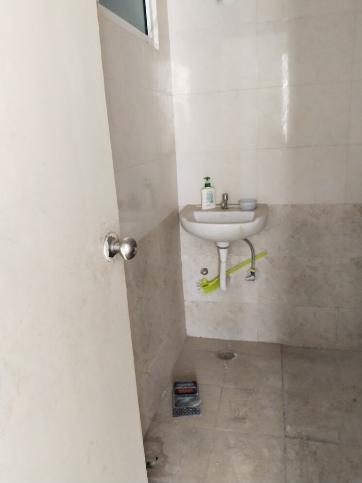 Bathroom, shree-vardhman-green-court 2 Bedroom 690 Sq.Ft. Apartment In Sector 90 Gurgaon 8146222