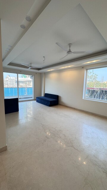 Room in 5 BHK Builder Floor at Royal Homez, Sector 43 – for Rent