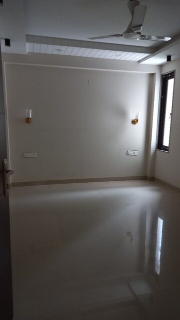 Room in 5 BHK Builder Floor at Royal Homez, Sector 43 – for Rent