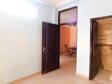 Room in 3 BHK Builder Floor at Chahak Plaza, Shakti Khand – for Rent