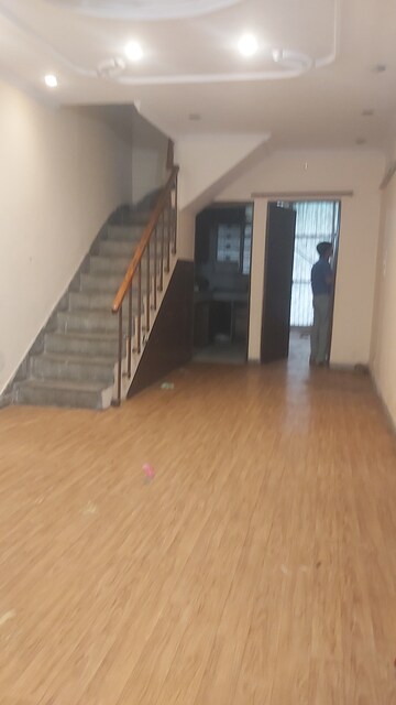 Parking in 3.5 BHK Apartment at Mayur Vihar – for Rent