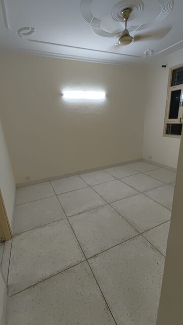 Room in 3 BHK Builder Floor at Unitech South City II, Sector 50 – for Rent