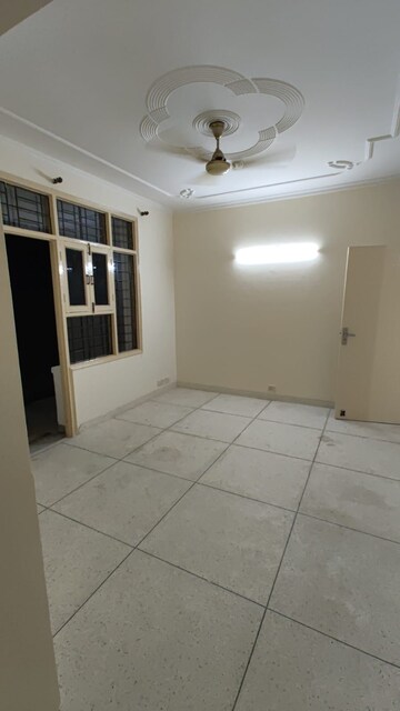 Room in 3 BHK Builder Floor at Unitech South City II, Sector 50 – for Rent