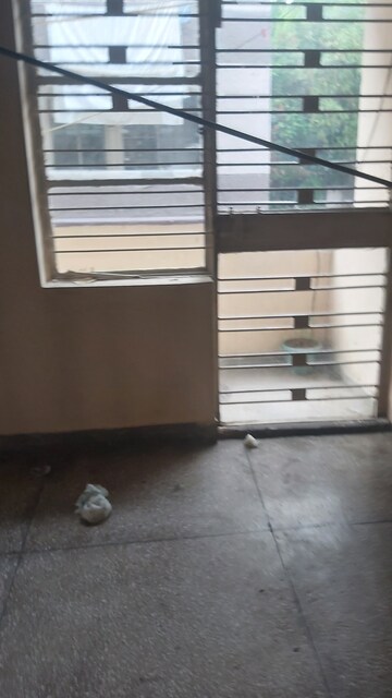 Room in 3.5 BHK Apartment at Mayur Vihar – for Rent