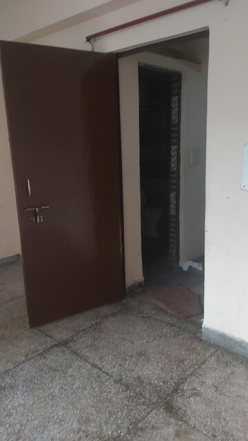 Room in 3.5 BHK Apartment at Mayur Vihar – for Rent