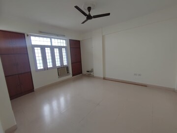 Room in 2 BHK Apartment at Gomti Nagar – for Rent