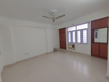 Room in 2 BHK Apartment at Gomti Nagar – for Rent