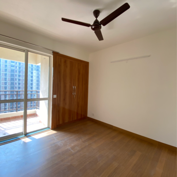 Room in 2 BHK Apartment at Jaypee Greens Kosmos, Sector 134 – for Rent