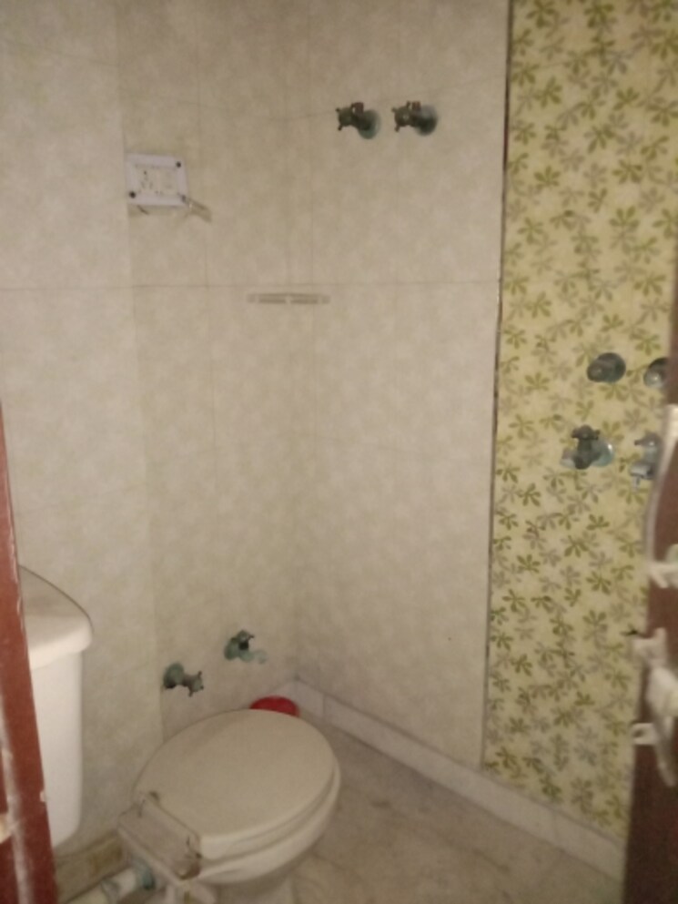Bathroom, dwarka mor 3 Bedroom 2700 Sq.Ft. Independent House In Dwarka Mor Delhi 8146801