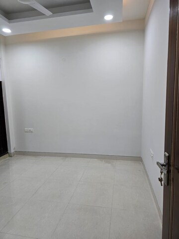 Room in 3 BHK Apartment at Aravali Homes, Sector 54 – for Rent