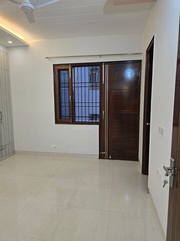 Room in 3 BHK Apartment at Aravali Homes, Sector 54 – for Rent
