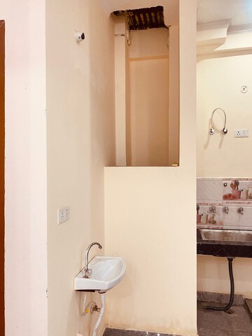 Master Bedroom in 2.5 BHK Independent House at Gomti Nagar – for Rent