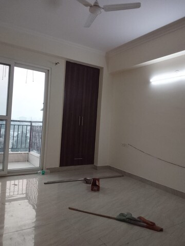 Room in 4 BHK Apartment at Saya Gold Avenue, Vaibhav Khand – for Rent
