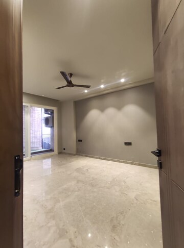 Room in 3 BHK Builder Floor at Royal Homez, Sector 43 – for Rent