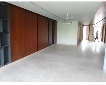 Room in 4 BHK Builder Floor at DLF City Phase IV, Dlf Phase iv – for Rent